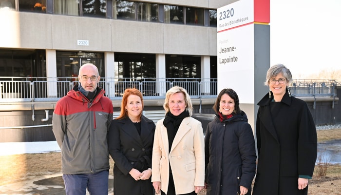 De gauche à droite: Guillaume Pinson, doyen de la Faculté des lettres et des sciences humaines, Christine Hamel, vice-doyenne aux études à la Faculté des sciences de l'éducation, Martine Biron, ministre des Relations internationales et de la Francophonie et ministre responsable de la Condition féminine, Claudia Raby, doctorante en études littéraires et biographe de Jeanne Lapointe, et Sophie D’Amours, rectrice de l’Université Laval.