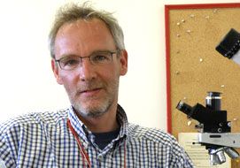 <p>Fritz Neuweiler, professeur au Département de géologie et de génie géologique: une découverte qui repousse de 200 millions d'années la date d'apparition des premiers animaux sur la planète.</p>