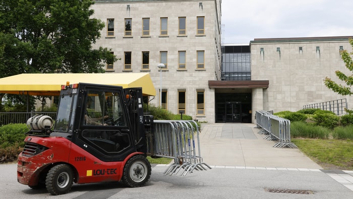 <p>Des barrières permettent de délimiter les différentes zones sur le campus.</p>