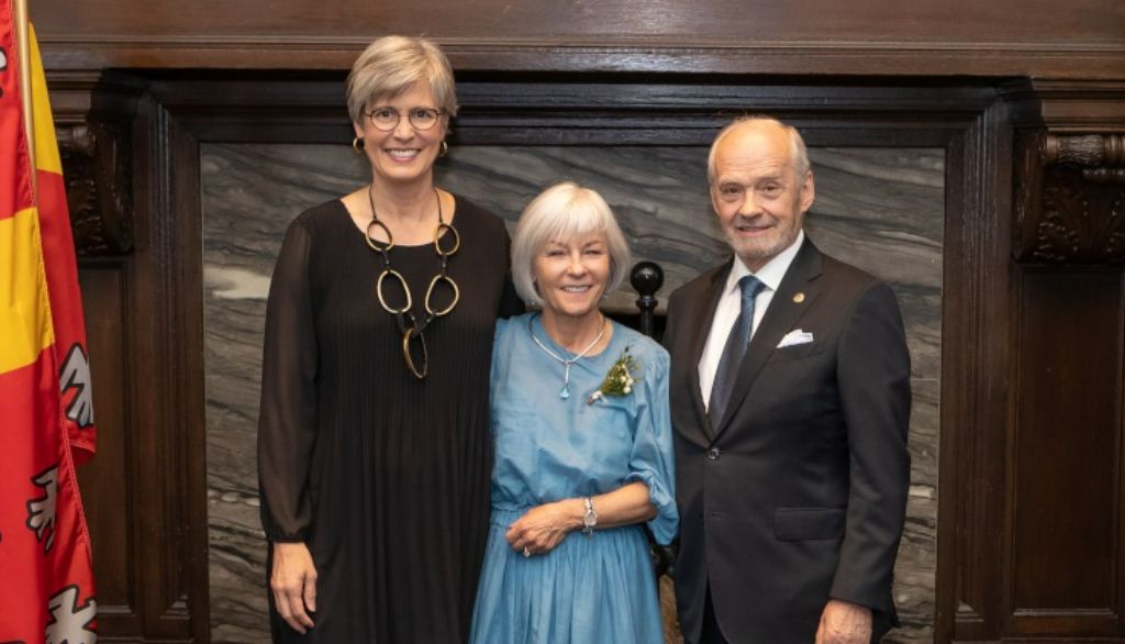 <p>Ariane Riou et Réal Plourde accompagnés de la rectrice Sophie D'Amours lors du dîner du Cercle de la rectrice, le 9 juin dernier.</p>