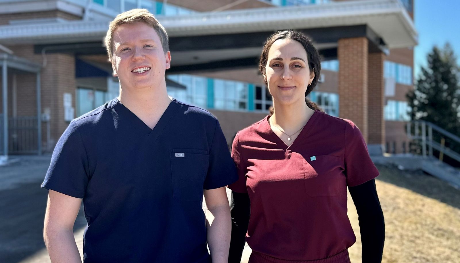 Charles Poulin et Serena Petry, étudiant et étudiante en médecine de l’Université Laval réalisent un externat longitudinal intégré à l’Hôpital d’Amqui et au Centre hospitalier régional du Grand-Portage.
