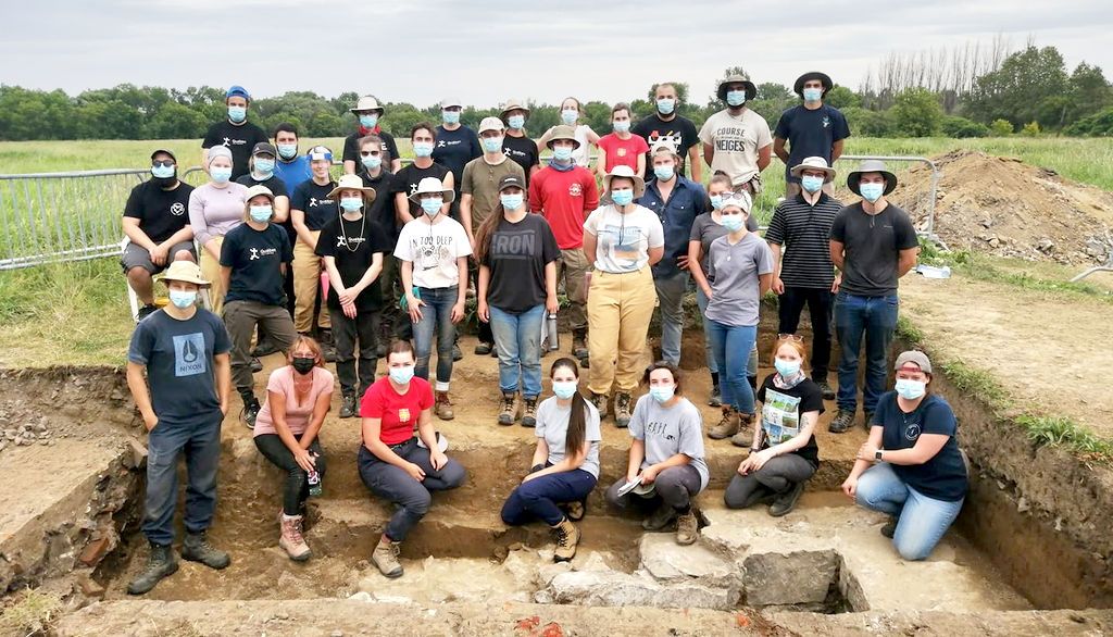 Les fouilleurs, les stagiaires et l’équipe pédagogique du chantier-école 2021 sur le site de la ferme de Cadet, en périphérie de Québec.