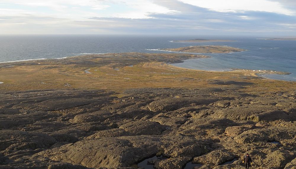 Qikirtajuaq est le nom d’une île située sur la côte nord-est de la baie d’Hudson, à proximité du village inuit d’Akulivik. On y trouve, dans une vallée protégée des vents et sur un sol sableux bien drainé, des vestiges d’habitations semi-souterraines occupées l’hiver et datant de l’époque dorsétienne puis de l’époque thuléenne.