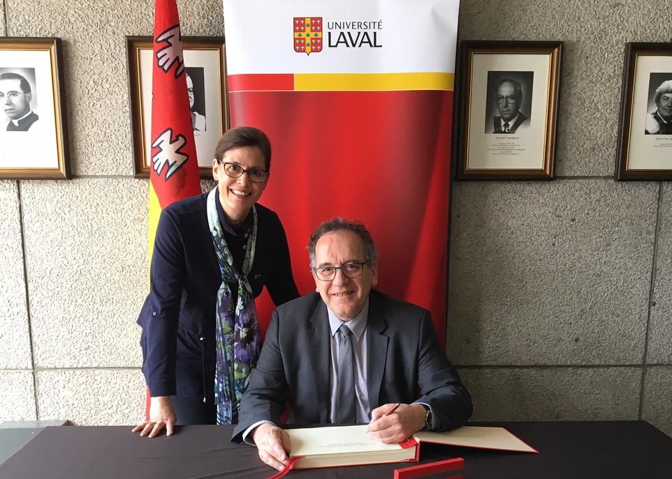 La rectrice Sophie D’Amours a invité le président de Sorbonne Université, Jean Chambaz, à signer le livre d’or de l’Université Laval.
