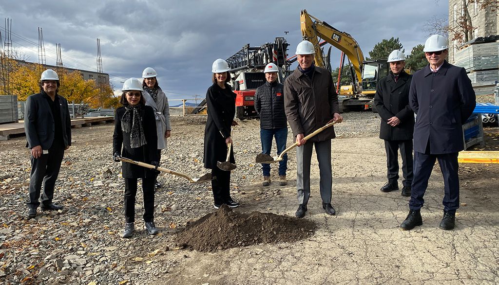 <p>Ont participé à la pelletée de terre lançant les travaux: Jean-Christophe Carvalho, président-directeur général adjoint, CISSS du Bas-St-Laurent, Danielle McCann, ministre de l’Enseignement supérieur, Sophie D’Amours, Rectrice, Université Laval, Geneviève Guilbault, vice-première ministre, ministre de la Sécurité publique et ministre responsable de la région de la Capitale-Nationale, Martin Michaud, vice-président construction commerciale de Dalcon inc., André Lamontagne, ministre de l’Agriculture, des Pêcheries et de l’Alimentation, ministre responsable de la région du Centre-du-Québec et ministre responsable de la région de Chaudière-Appalaches, François Deschênes, Recteur, UQAR, Patrick Simard, président-directeur général par intérim du CISSS de Chaudière-Appalaches.</p>
