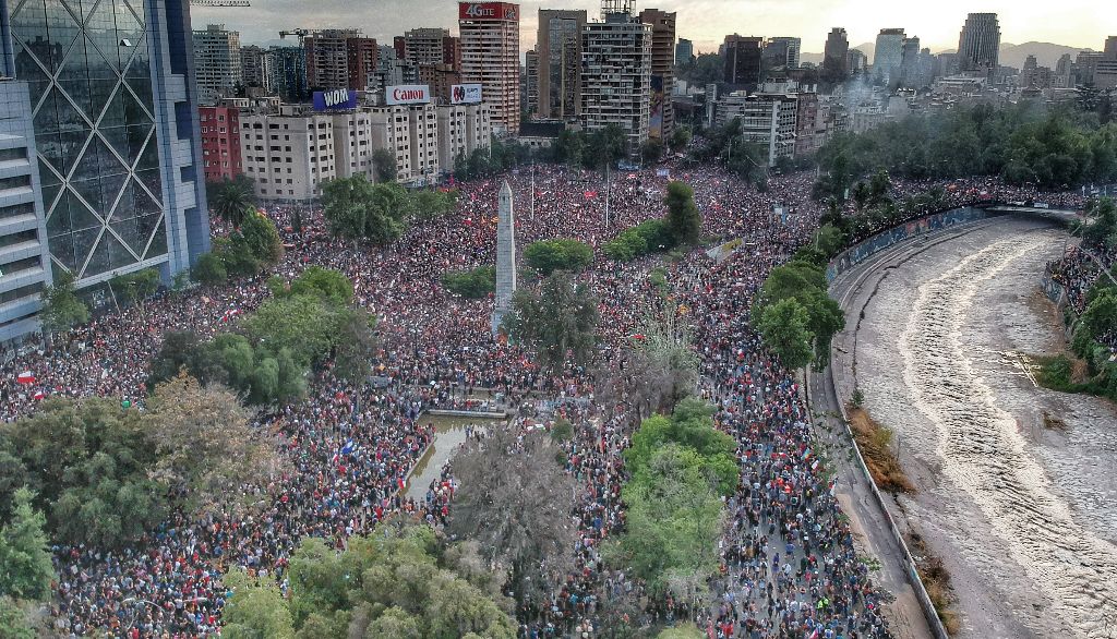 <p>Des milliers de manifestants occupent la Plaza Baquedano au centre-ville Santiago le 25 octobre 2019.</p>