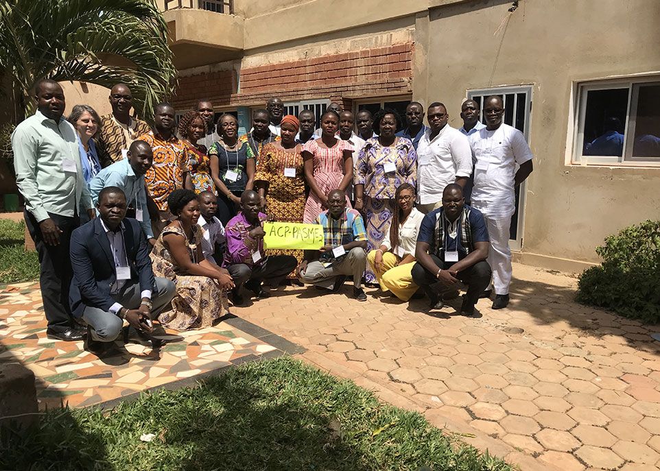 Les professeures Josette Castel et Maman Joyce Dogba, ainsi que l’étudiante à la maîtrise en santé communautaire Johanne Ouedraogo, en compagnie des participants d’un atelier de formation qui a eu lieu à Koudougou en octobre.