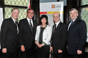 <p>Denis Brière, recteur, Jean Brassard, Charline Gilbert, présidente du conseil d'administration de la FUL, Robert W. Mantha, doyen de la FSA, et Alain Côté, président de l'Ordre des comptables agréés du Québec.</p>