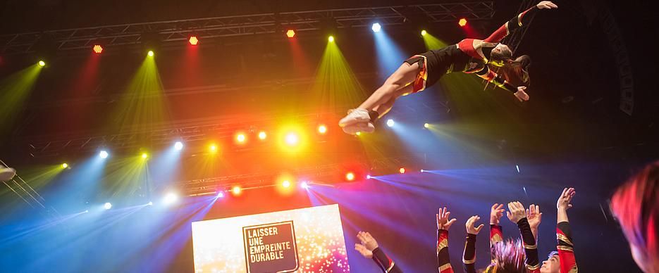 Acrobaties, pirouettes, sauts: l'équipe de cheerleaders du club de football Rouge et Or a marqué de belle façon le coup d'envoi de la Grande campagne de l'Université.