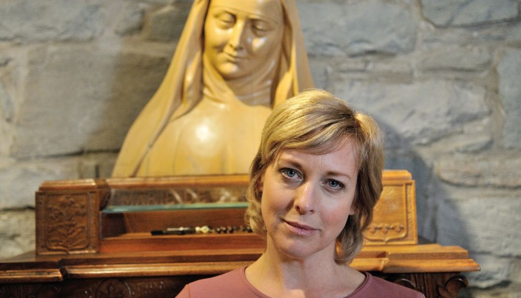 La comédienne Karen Elkin interprète de Marie de l'Incarnation, dont le buste figure en arrière-plan.