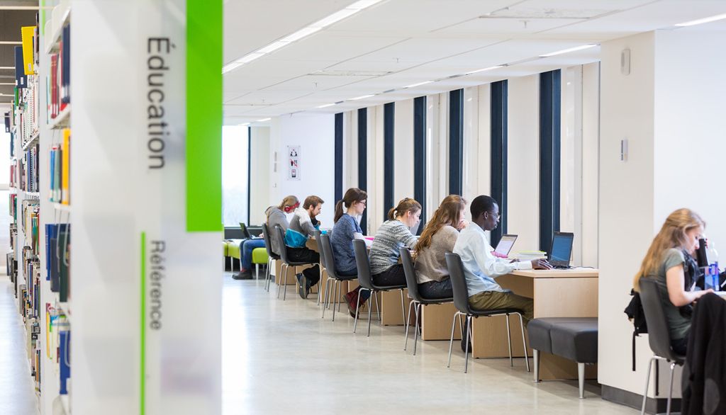 <p>Vue du quatrième étage de la Bibliothèque de l’Université Laval. Cette infrastructure de recherche, sixième au Canada, possède une collection d’environ trois millions de documents physiques et d’environ un demi-million de documents numériques.</p>