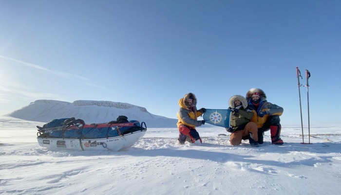<p>Les membres de l'expédition Akor font une pause photo sur la banquise.</p>
