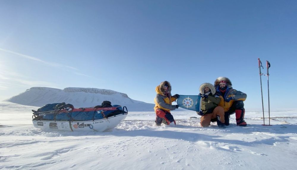 Les membres de l'expédition Akor font une pause photo sur la banquise.
