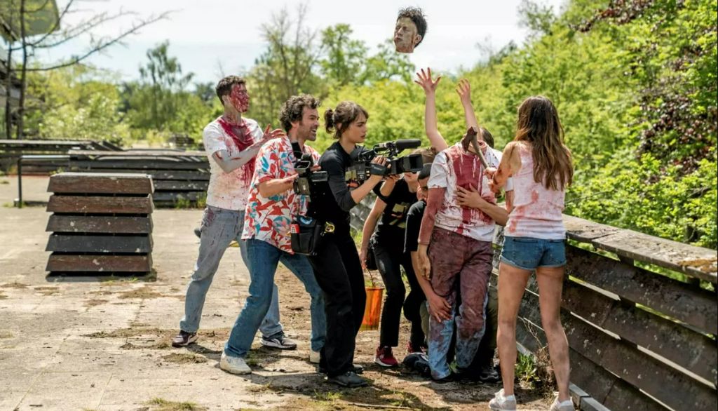 <p>Dans les coulisses du tournage du film de zombies, tout semble vouloir virer à la catastrophe.</p>