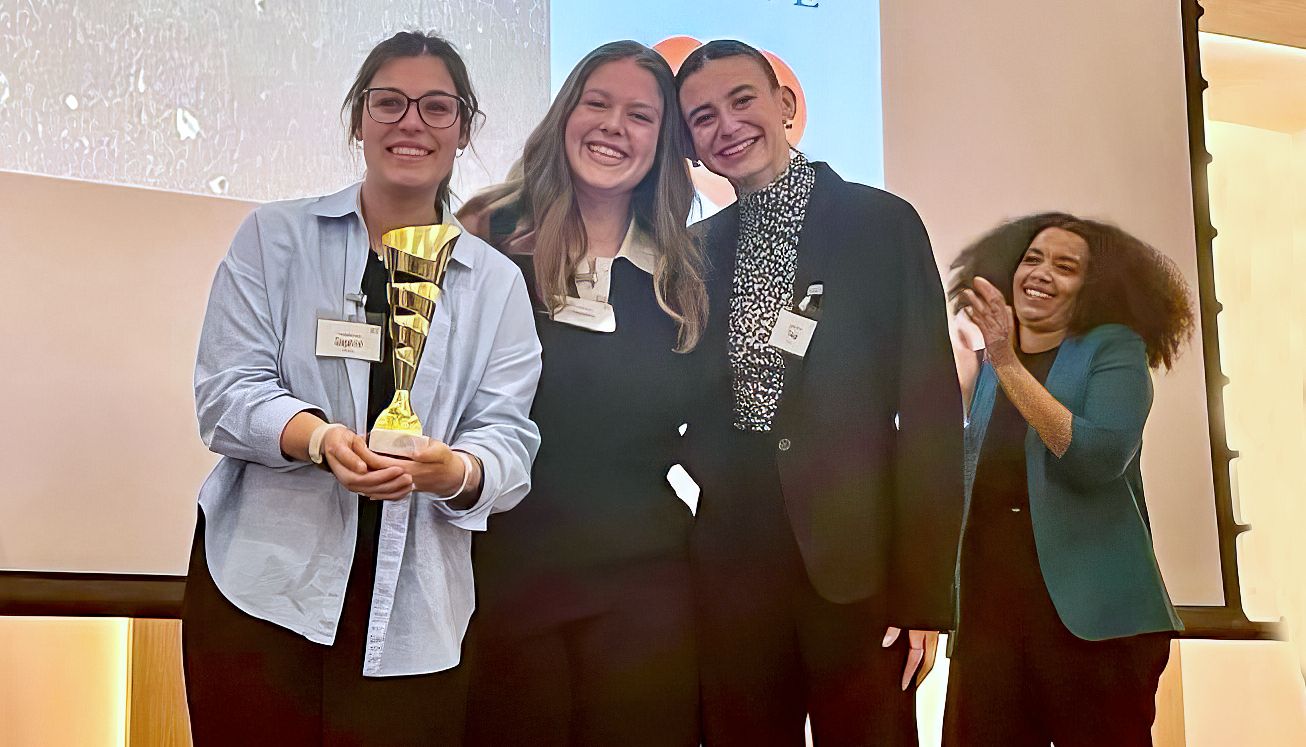 Lors de la cérémonie de clôture, Daphné Dumont-Côté, Naomy Dussault et Chloé Castellaveran sont tout sourire après avoir reçu le trophée remis à l'équipe gagnante du volet francophone du concours Jean-Pictet, le 15 février.