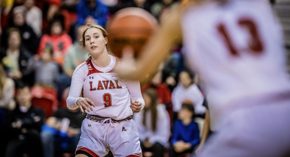 Élodie Lajoie, ailière du l'équipe féminine de basketball Rouge et Or de l'Université Laval.
