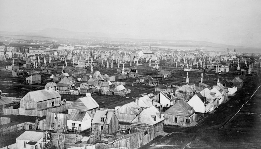 <p>Cette photo, sur laquelle on voit la rue Bayard en avant-plan, montre l’étendue des dégâts de l’incendie de 1866.</p>