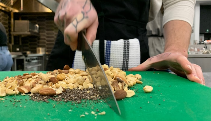 <p>Dans la recette de barres de tendres maison, Jeremy intègre des noix pour les fibres et les protéines et la graine de chia, riche en omega-3, un bon gras comme dans le poisson.</p>