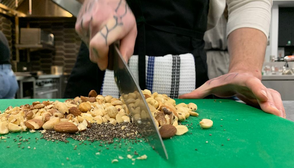<p>Dans la recette de barres de tendres maison, Jeremy intègre des noix pour les fibres et les protéines et la graine de chia, riche en omega-3, un bon gras comme dans le poisson.</p>
