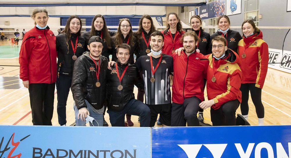 L’équipe de badminton Rouge et Or, médaillée de bronze au Championnat canadien universitaire et collégial à Oshawa, en Ontario.