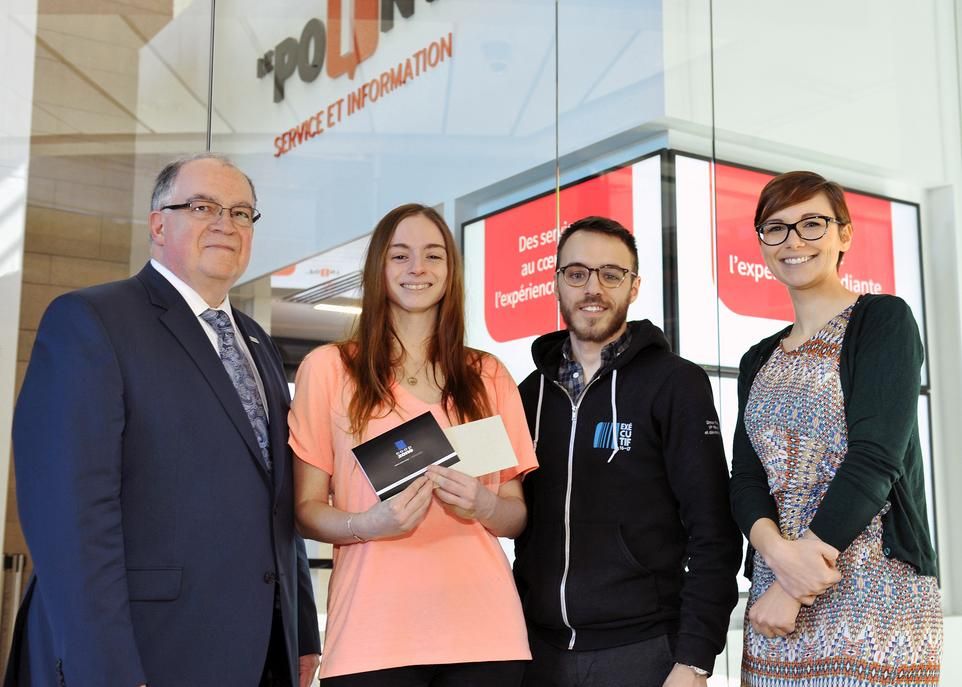 Trois prix en argent de 300$ chacun ont été remis, le jeudi 23 mars, devant la Coop Zone du pavillon Maurice-Pollack, à trois étudiants ayant participé à l'enquête nationale sur la participation étudiante (ENPÉ). On reconnaît Alain Faucher, directeur général du 1er cycle, Amélie Vallières, étudiante en traduction, Simon Rheault, ex-vice-président aux finances et au développement de la CADEUL, et Delphine Talamona, adjointe à la direction générale de la Coop Zone. Étaient absents les étudiants Julie Boutin (enseignement des arts plastiques) et Gabriel Gadoury (informatique).