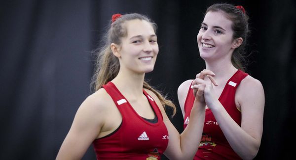 Jessica Laroche et Émilie Corbett, du club de tennis Rouge et Or de l'Université Laval.