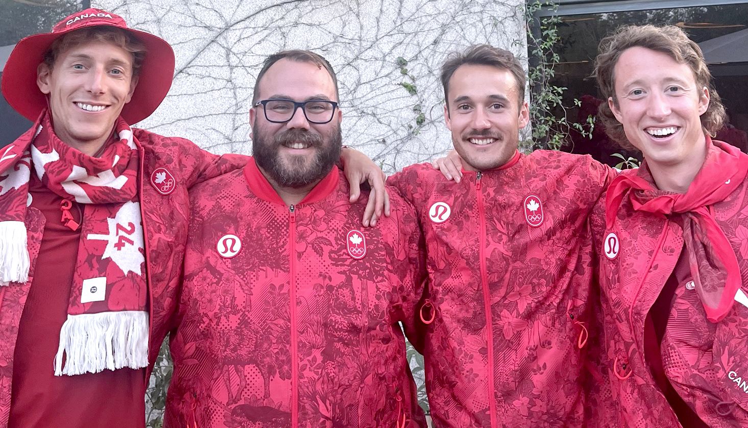 Félix-Antoine Lapointe aux Jeux olympiques de Paris, en compagnie de trois athlètes membres de la délégation canadienne qu’il a dirigés au sein de l’équipe de cross-country Rouge et Or, Charles Philibert-Thiboutot, Thomas Fafard et Jean-Simon Desgagnés.