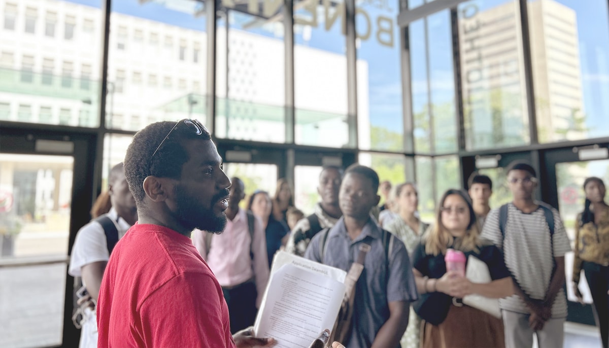 Gaspard Octeus faisait découvrir la cité universitaire à un groupe de nouveaux étudiants  le 21 août.
