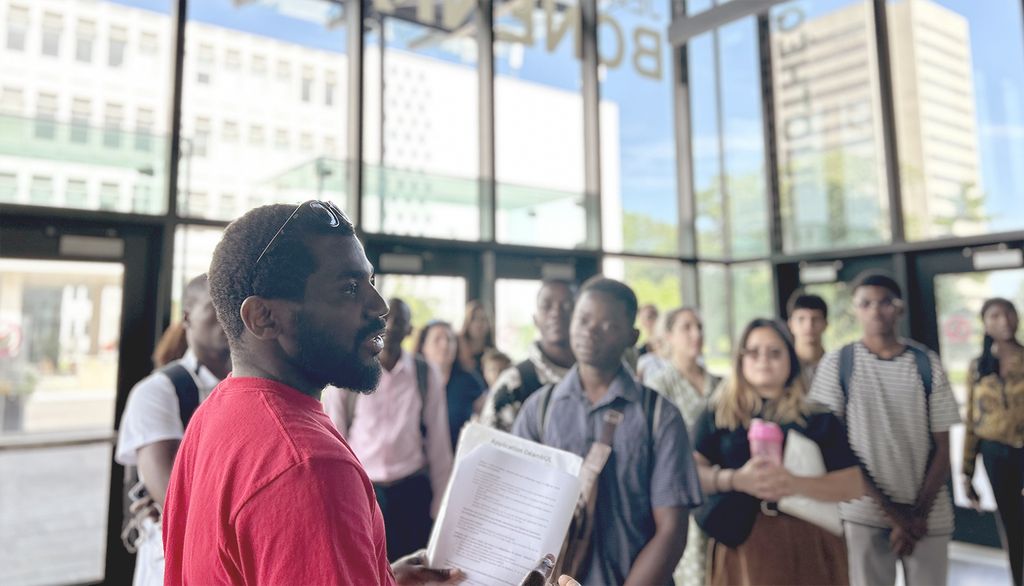 Gaspard Octeus faisait découvrir la cité universitaire à un groupe de nouveaux étudiants le 21 août.