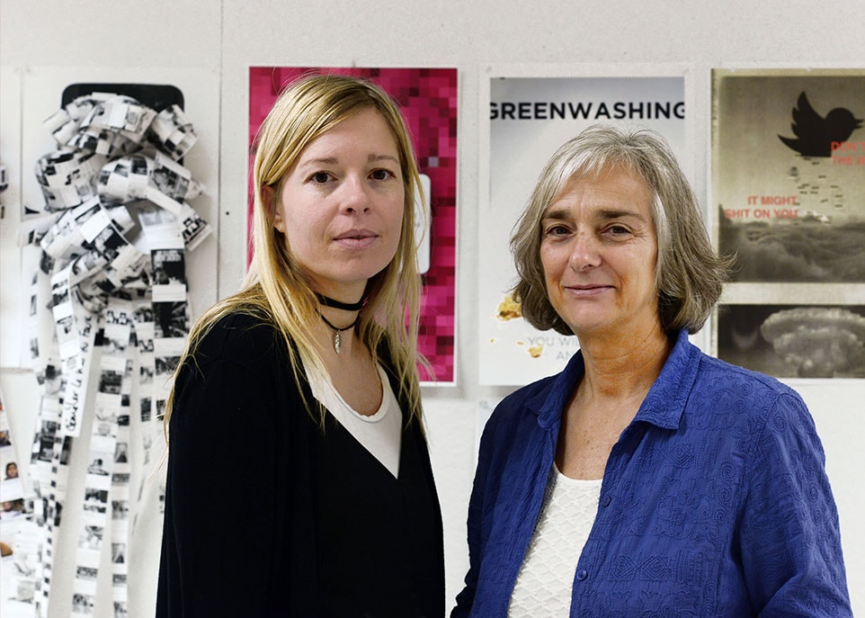 Anciennement son étudiante, Maude Bouchard est maintenant collègue de Sylvie Pouliot à l’École de design. Les deux professeures dirigent l’Atelier DIR, consacré à la conception de projets de design graphique qui touchent au développement durable.