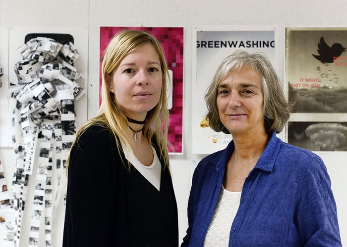 Anciennement son étudiante, Maude Bouchard est maintenant collègue de Sylvie Pouliot à l’École de design. Les deux professeures dirigent l’Atelier DIR, consacré à la conception de projets de design graphique qui touchent au développement durable.