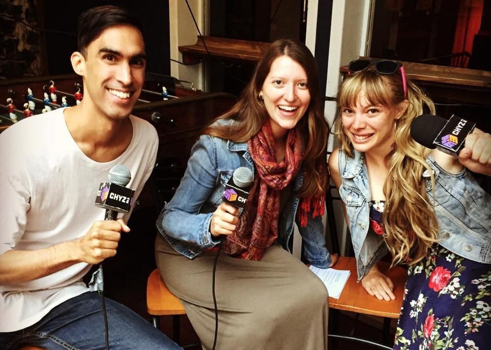 De fiers représentants de CHYZ, Gabriel Dharmoo, Caroline Martel et Émilie Rioux, lors du dernier Festival OFF de Québec.
