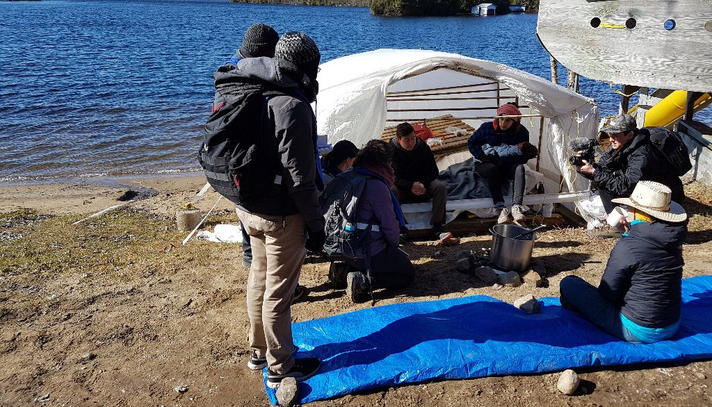 Rapidement, les travailleurs humanitaires doivent trouver où dormir et comment s'alimenter.