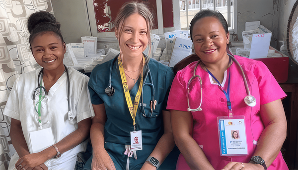 <p>Séance photo de Valérie Dollo avec une infirmière et une sage-femme au Centre de santé de base de Mahavoky Sud, à Madagascar. L’établissement est un centre prénatal où se font les suivis de grossesse, les naissances, la vaccination et la contraception.</p>