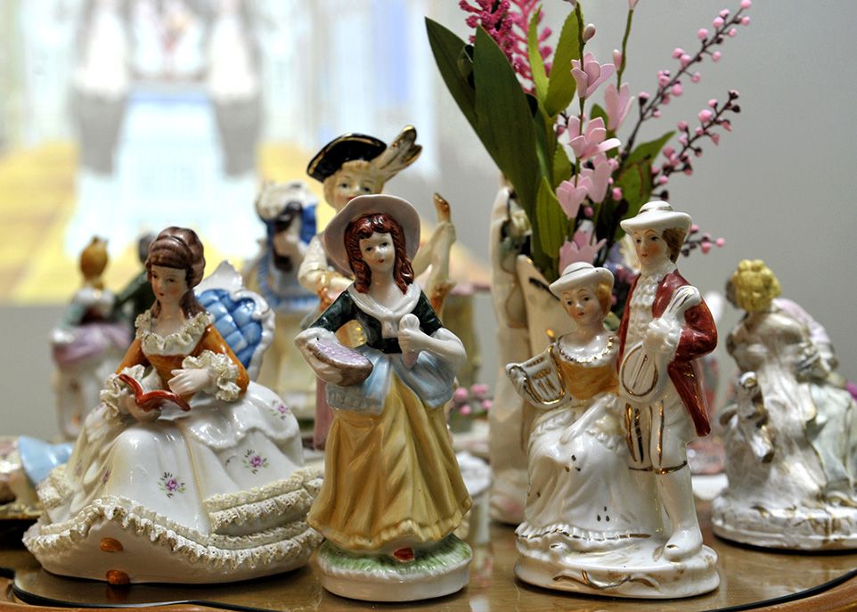 Sur un guéridon, des figurines d’époque en fausse porcelaine attendent le visiteur.