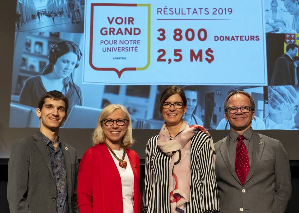 De gauche à droite, Nathaniel Morin, étudiant en gestion de projets à la maîtrise en administration des affaires et président sortant de l'APMAL, France Croteau, présidente-directrice générale par intérim de la Fondation, Sophie D'Amours, rectrice, et André Raymond, coprésident de la campagne, directeur du Service de placement et directeur général par intérim de la Direction générale de la formation continue.