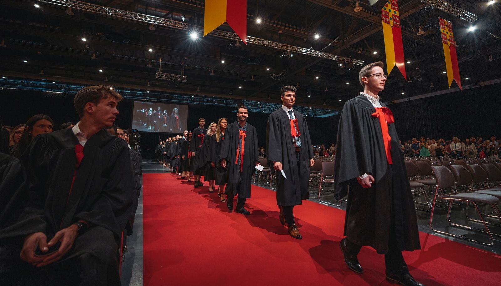 Parmi les milliers de personnes qui ont reçu un diplôme de l'Université Laval cette année, 4850 diplômés ont confirmé leur présence au Centre des congrès de Québec. Ils défileront et recevront leur diplôme au cours de l'une ou l'autre des 8 cérémonies de collation des grades.