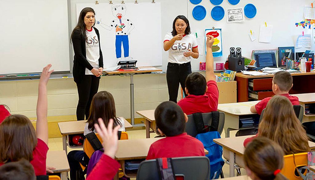 <p>Depuis quelques années, des étudiants de la Faculté de médecine participent au projet des mini-écoles des sciences de la santé en milieu autochtone, un projet qui vise à contrer le décrochage scolaire en inspirant les jeunes et en leur donnant des raisons de persévérer dans leurs études.</p>