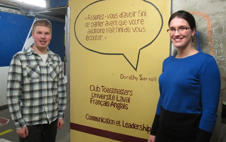 Benjamin Perron et Andréanne Charron, membres assidus du club Toastmasters, devant la peinture murale qu’ils ont réalisée l’automne dernier.