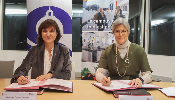 Les cheffes des deux établissements: la présidente de Sorbonne Université, Nathalie Drach-Temam (à gauche), et la rectrice de l'Université Laval, Sophie D'Amours, lors de la signature de l'entente.