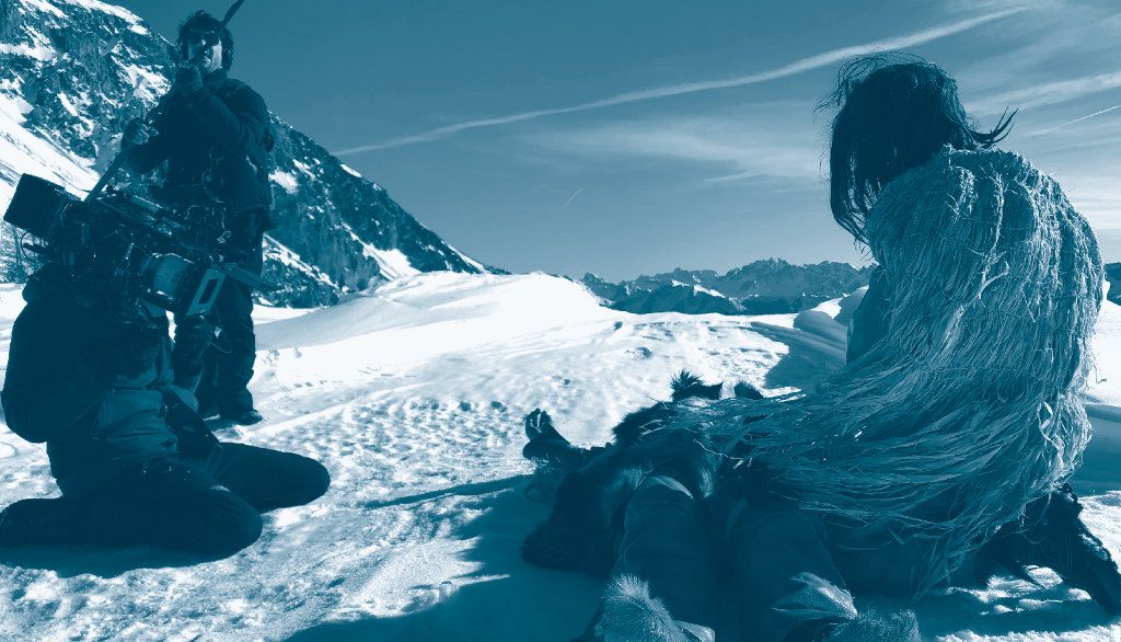 <p>Tournage du film Schnidi, le fantôme du Néolithique. Plusieurs films présentés durant le Festival portaient sur la préhistoire et l’archéologie glaciaire. Celui-ci raconte la découverte, sur un glacier suisse, de l’équipement complet d’un homme d’il y a environ 5000 ans. Ses vêtements et ses armes comprennent un arc et des flèches, mais aussi des chaussettes en peau animale assez fine et une combinaison de paille aux vertus thermiques.</p>