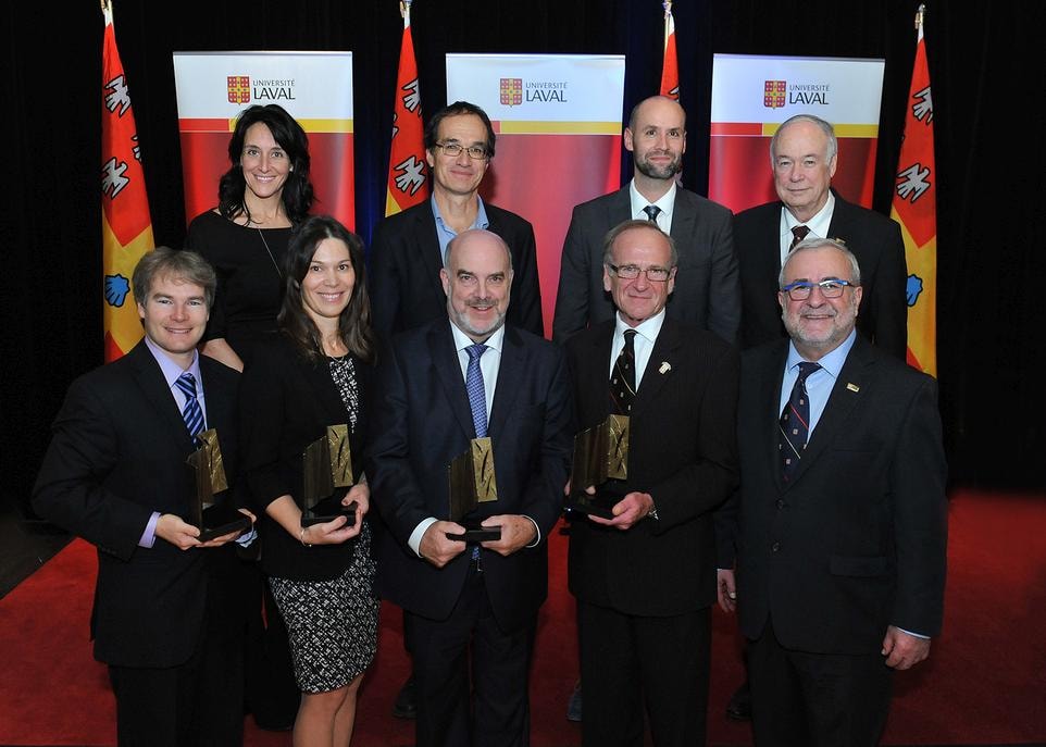 Les lauréats des Prix d'excellence en enseignement en compagnie du recteur Denis Brière, à l'arrière du côté droit, et du vice-recteur aux études et aux activités internationales Bernard Garnier, à l'avant du côté droit également. Les lauréats, à l'avant, sont le chargé de cours Steeve Mercier, du Département de langues, linguistique et traduction, la professeure Roxane Pouliot, de la Faculté de pharmacie, le professeur Paul René de Cotret, du Département de médecine, et le professeur Éric Philippe, du Département de chirurgie. À l'arrière, les lauréats sont la chargée d'enseignement Caroline Girard, du Département de marketing, le professeur Alain Olivier, du Département de phytologie, et le professeur Dominic Roux, de la Faculté de droit. La professeure Fannie Lafontaine, de la Faculté de droit, était absente lors de la soirée.