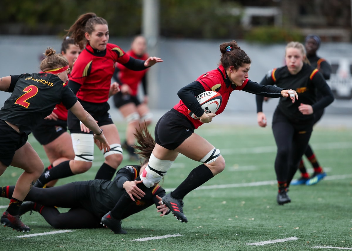 Ottawa, le 1er novembre dernier. Fabiola Forteza amorce une attaque avec le ballon pendant le match de demi-finale du Championnat canadien U Sports entre le Rouge et Or et les Gryphons de Guelph. Les porte-couleurs de l’Université Laval l’ont emporté 21 à 5.