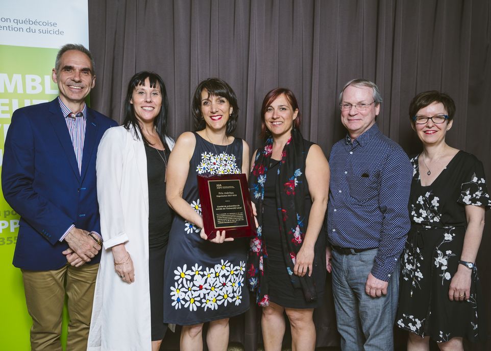 Lors de la remise des prix de l'Association québécoise de prévention du suicide, ces employés du CAE ont reçu le prix Méritas organisation 2017-2018. Ce sont Yves Villeneuve, consultant en counseling, Marie-Claude Breton, consultante en counseling, Louise Careau, directrice, Marie-Claude Bédard, coordonnatrice d'opérations, Michel Dumont, consultant en counseling, et Marie-Hélène Simard, consultante en counseling.