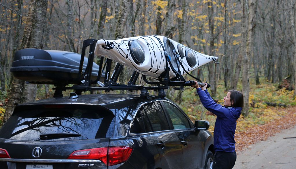 <p>Souvent, installer ses équipements de plein air sur le toit de la voiture relève du casse-tête. MOS propose un support simple d’utilisation qui permet d’avoir le tout à portée de main.</p>