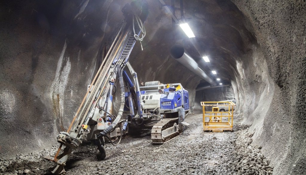 Le projet d’entreprise d’Alex Thivierge et Sébastien De Blois consiste en la mise au point d’un jumeau numérique capable d’optimiser les usines minéralurgiques de manière responsable, et ce, à l’aide d’un logiciel simulant le comportement de l'usine en temps réel. Ce simulateur numérique permet de déduire de l’information à partir d’un modèle mathématique.