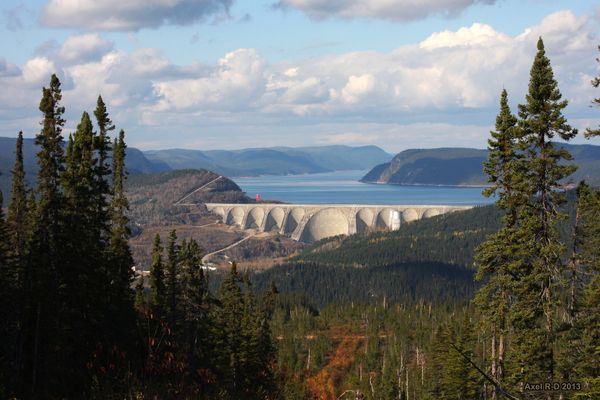 Le barrage Daniel-Johnson (Manic-5) sur la Côte-Nord. Le 2 novembre, le PDG d’Hydro-Québec, Michael Sabia, annonçait le Plan d’action 2035 – Vers un Québec décarboné et prospère. La société d’État prévoit construire de nouvelles centrales hydro-électriques, rénover celles existantes et établir de nouveaux parcs éoliens. L’objectif, très ambitieux, est de doubler la capacité de production d’électricité d’ici le milieu de la prochaine décennie.