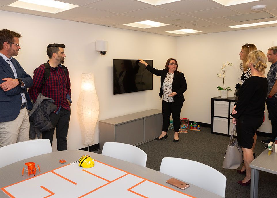Le laboratoire comprend une salle d’observation, une salle de groupe de discussion, une salle de contrôle, une salle d’analyse de données et des capteurs neurophysiologiques.