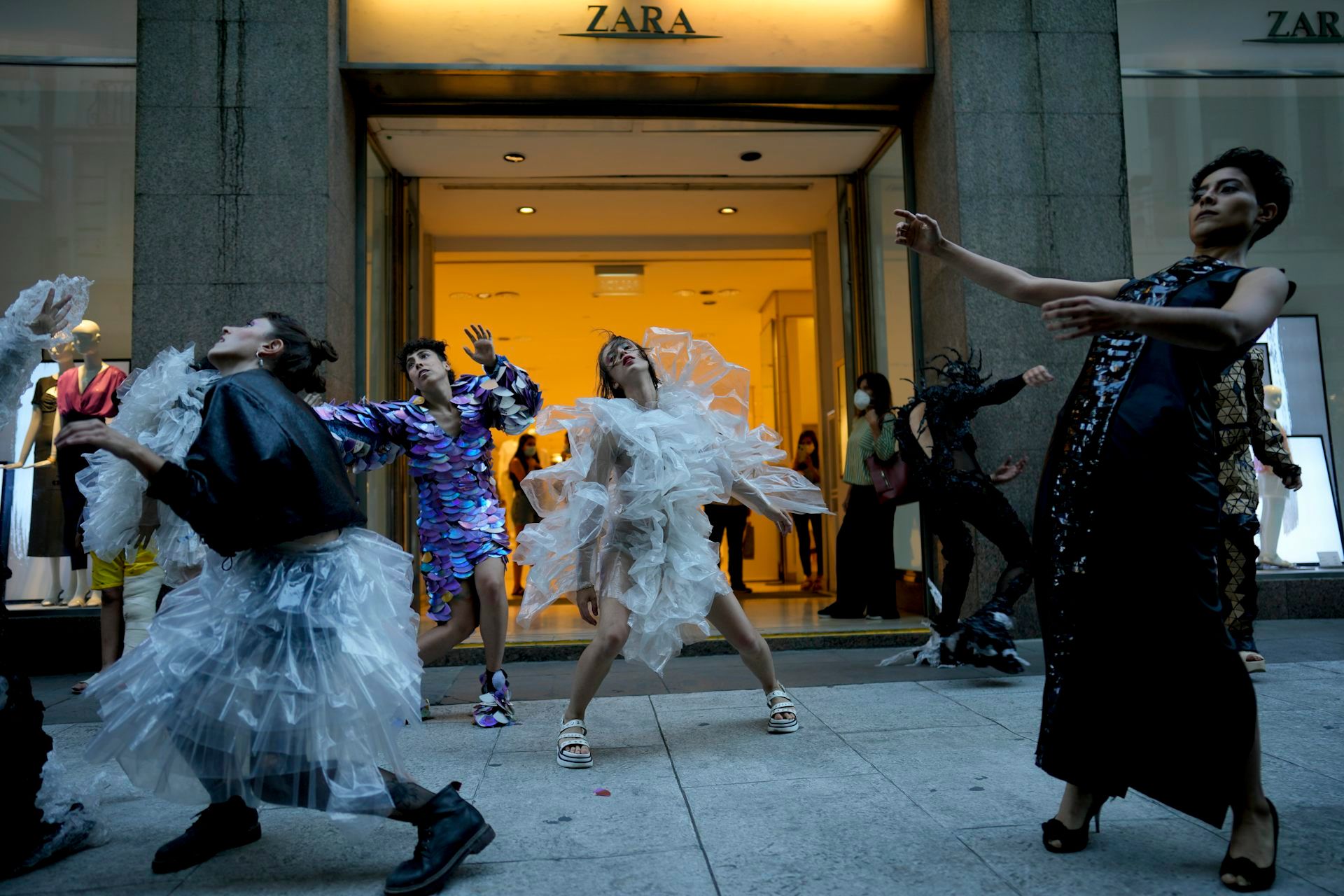 <p>La mode éphémère a de graves conséquences environnementales et sociales. Voici quelques conseils pour vous aider à constituer une garde-robe plus durable. Sur la photo, des membres du groupe Extintion Rebellion font un numéro devant un magasin Zara à Buenos Aires, en Argentine, en 2021.</p>