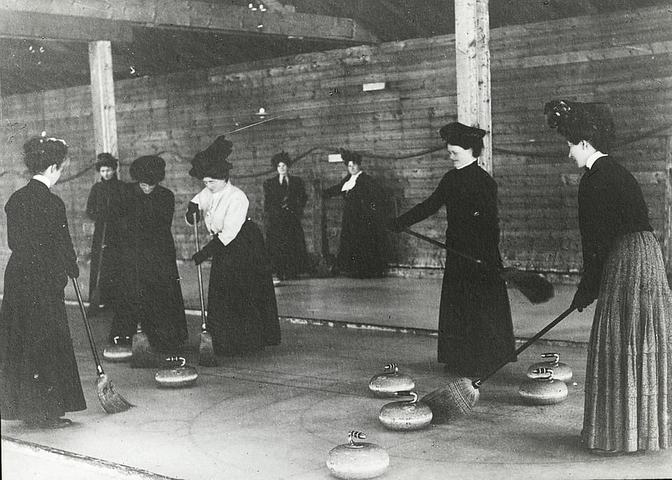 Des femmes jouant au curling vers 1900. 